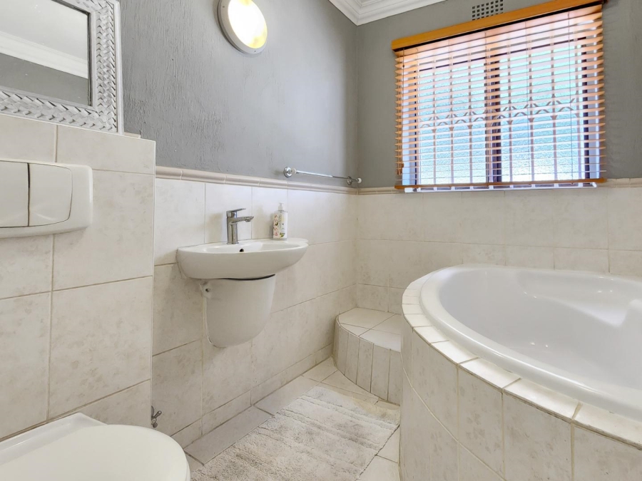 3 Bedroom Property for Sale in Waves Edge Western Cape